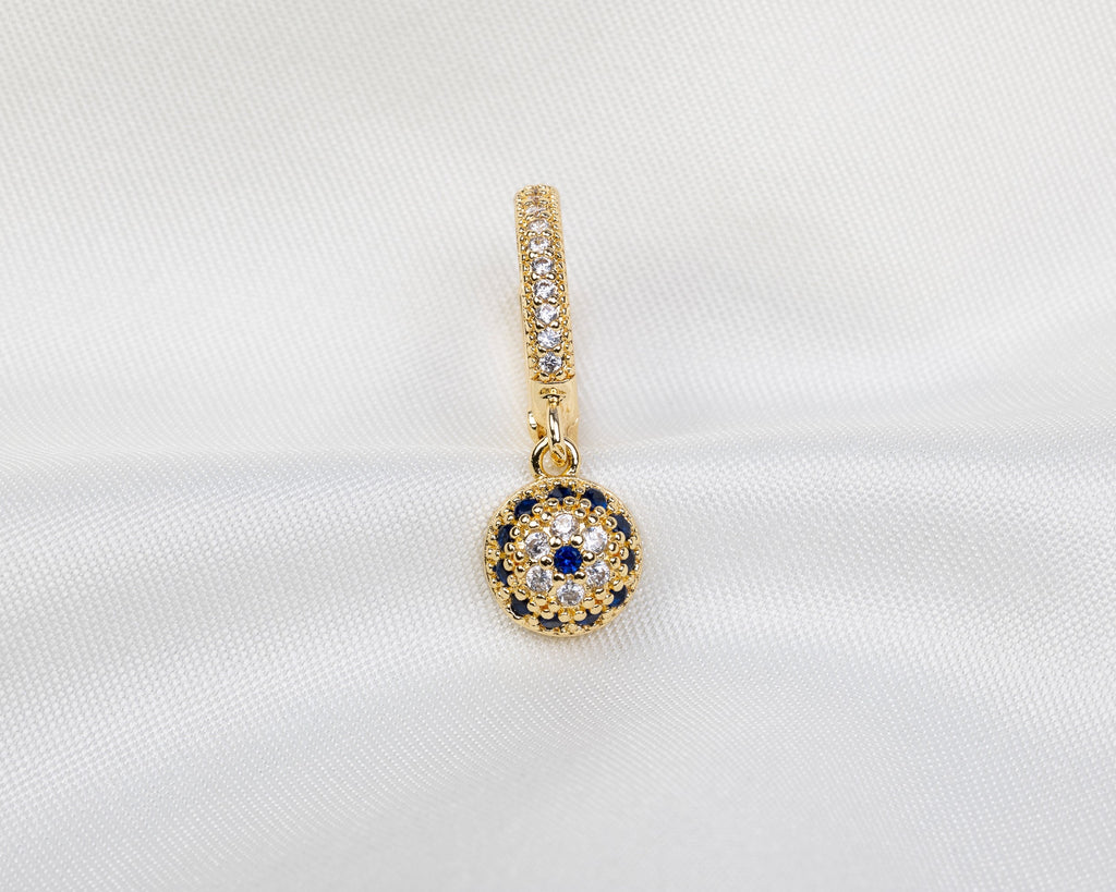 Handgemaakte 14k gold plated oorring met boze oog hanger en pavé zetting van van blauwe en witte zirkonia