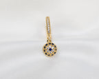 Handgemaakte 14k gold plated oorring met boze oog hanger en pavé zetting van van blauwe en witte zirkonia
