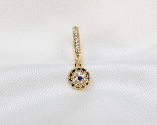 Handgemaakte 14k gold plated oorring met boze oog hanger en pavé zetting van van blauwe en witte zirkonia