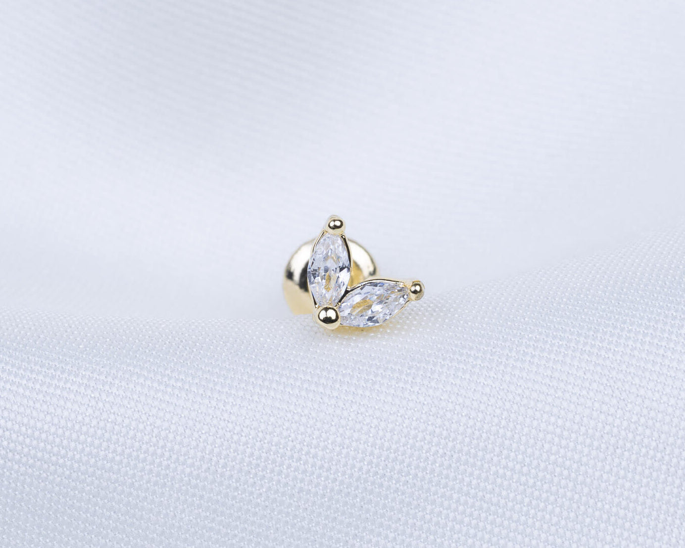 14k gold plated oorknopje met zirkonia stenen in de vorm van bloemblaadjes