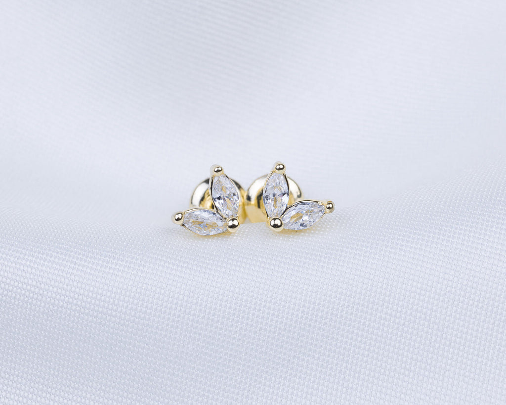 14k gold plated oorknopjes met zirkonia stenen in de vorm van bloemblaadjes