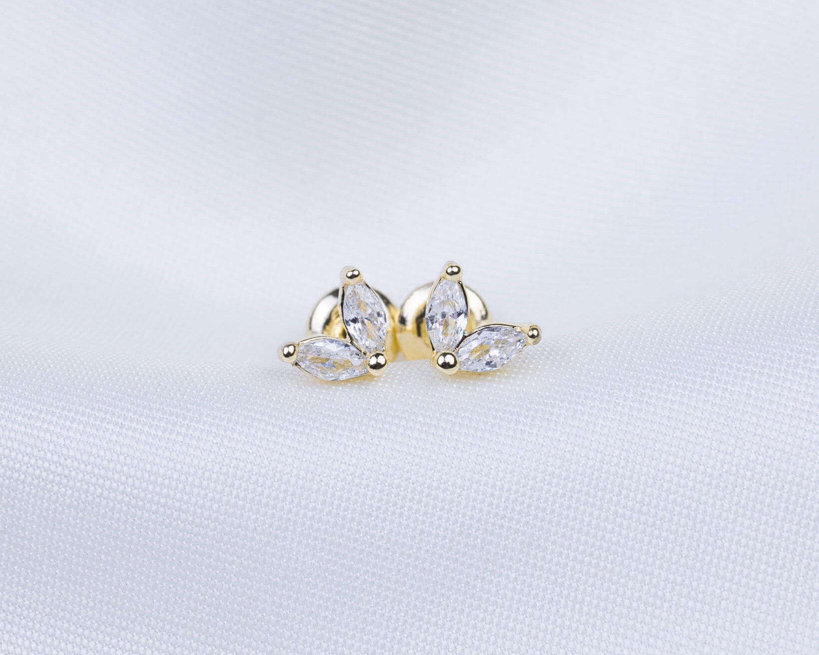 14k gold plated oorknopjes met zirkonia stenen in de vorm van bloemblaadjes
