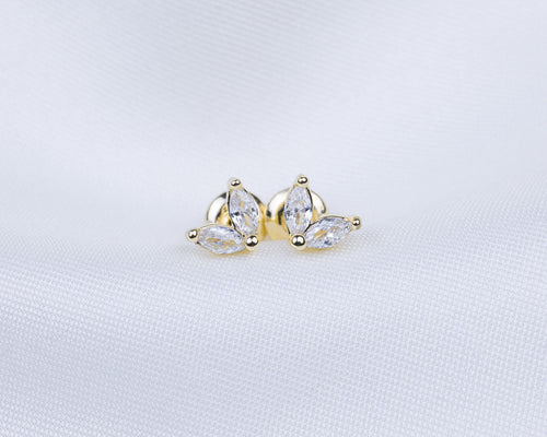 14k gold plated oorknopjes met zirkonia stenen in de vorm van bloemblaadjes
