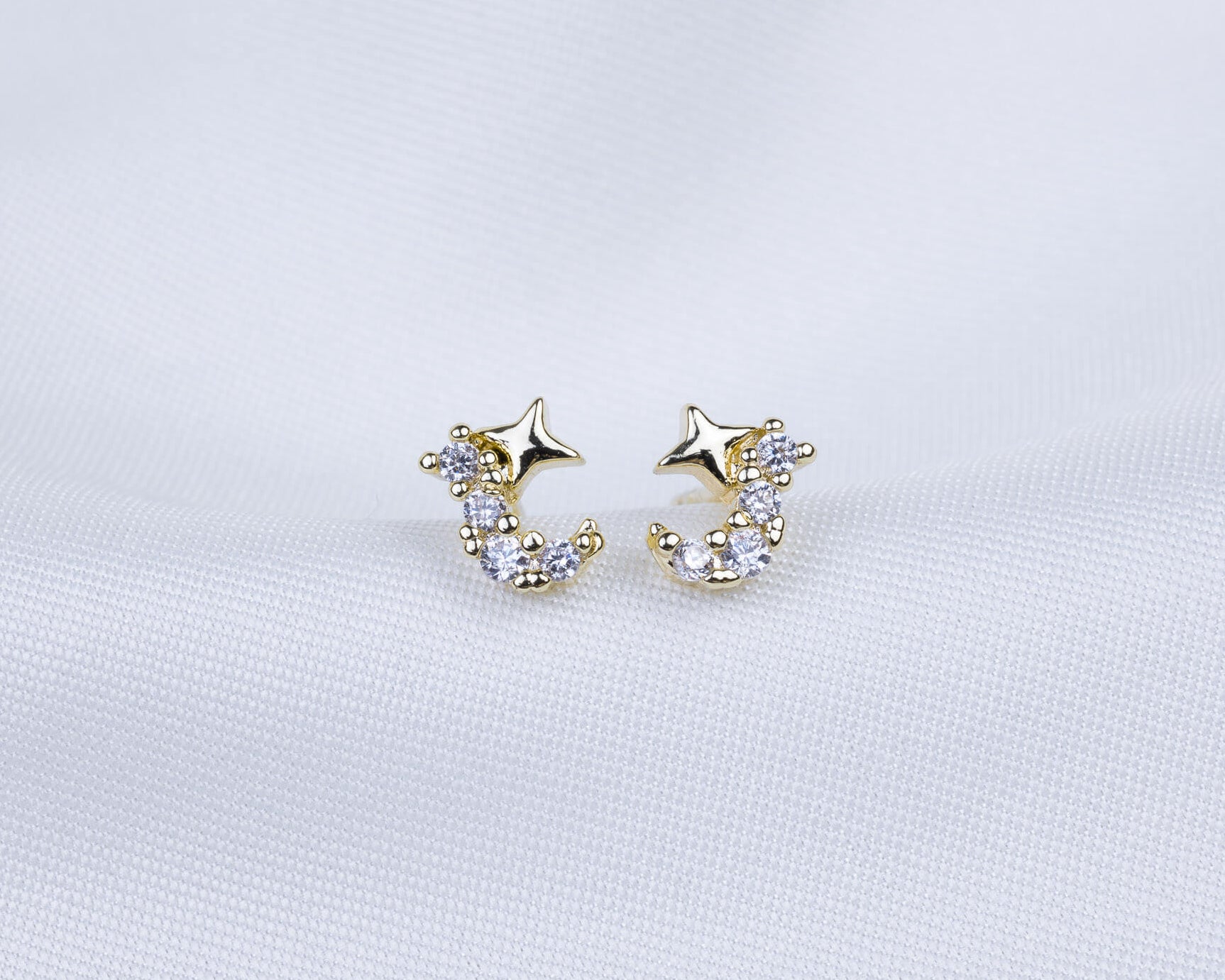14k gold plated knopjes in de vorm van een maan met ster en zirkonia stenen