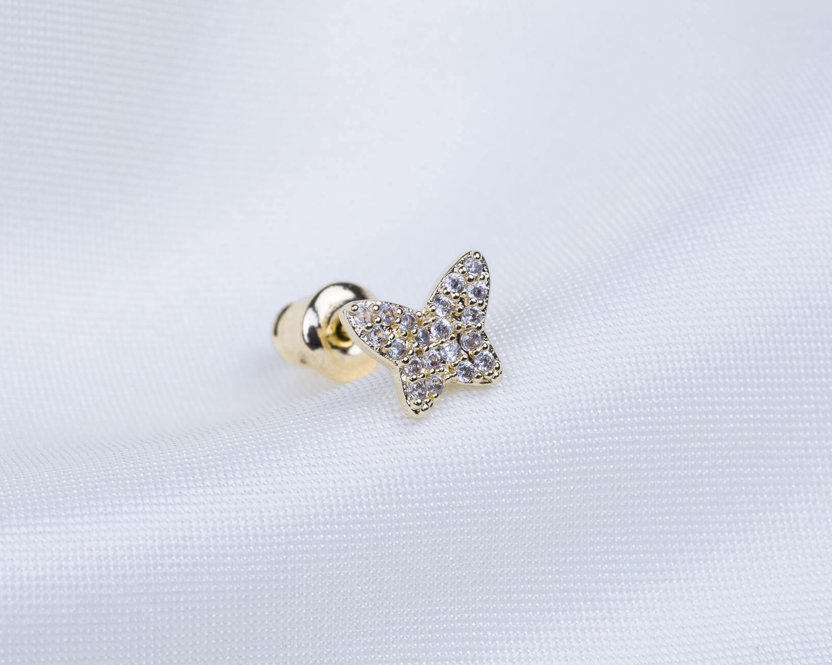 14k gold plated oorknopje in de vorm van een vlinder. Vlinder bestaat uit een pavé setting van zirkonia stenen.