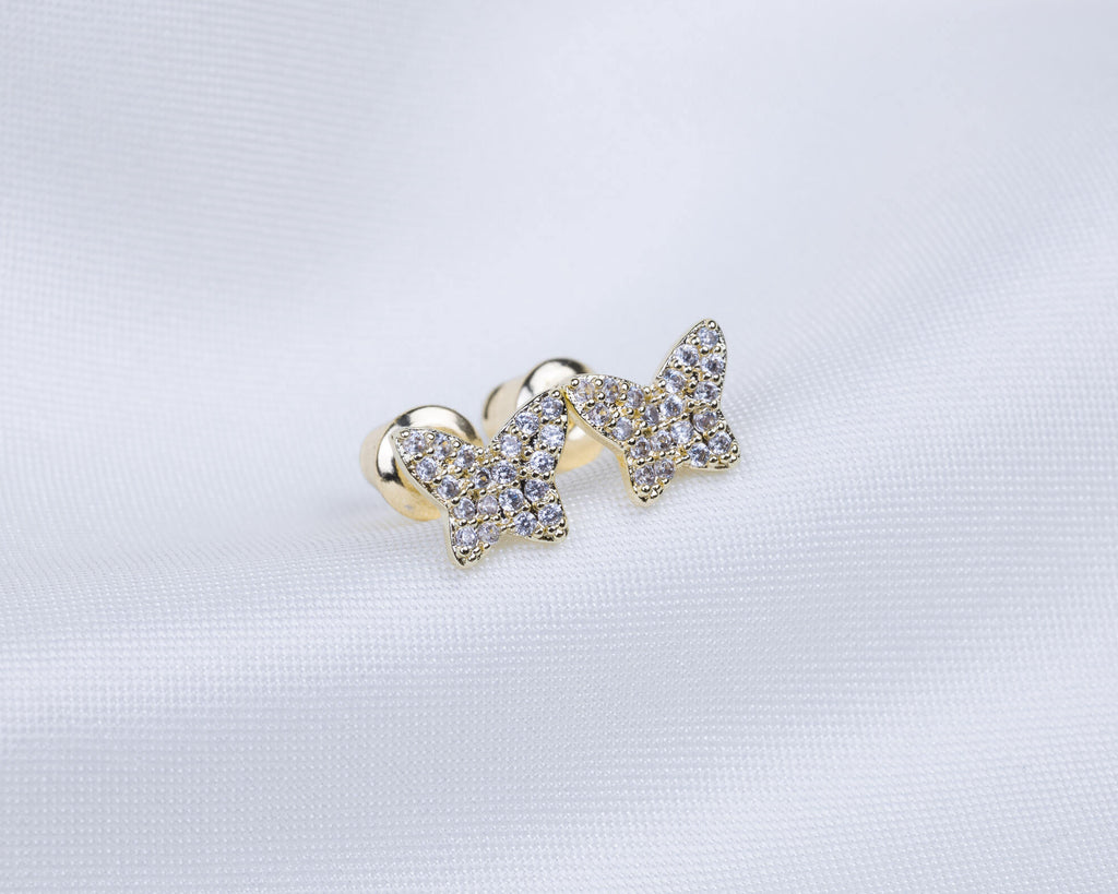 14k gold plated oorknopjes in de vorm van een vlinder. Vlinder bestaat uit een pavé setting van zirkonia stenen.