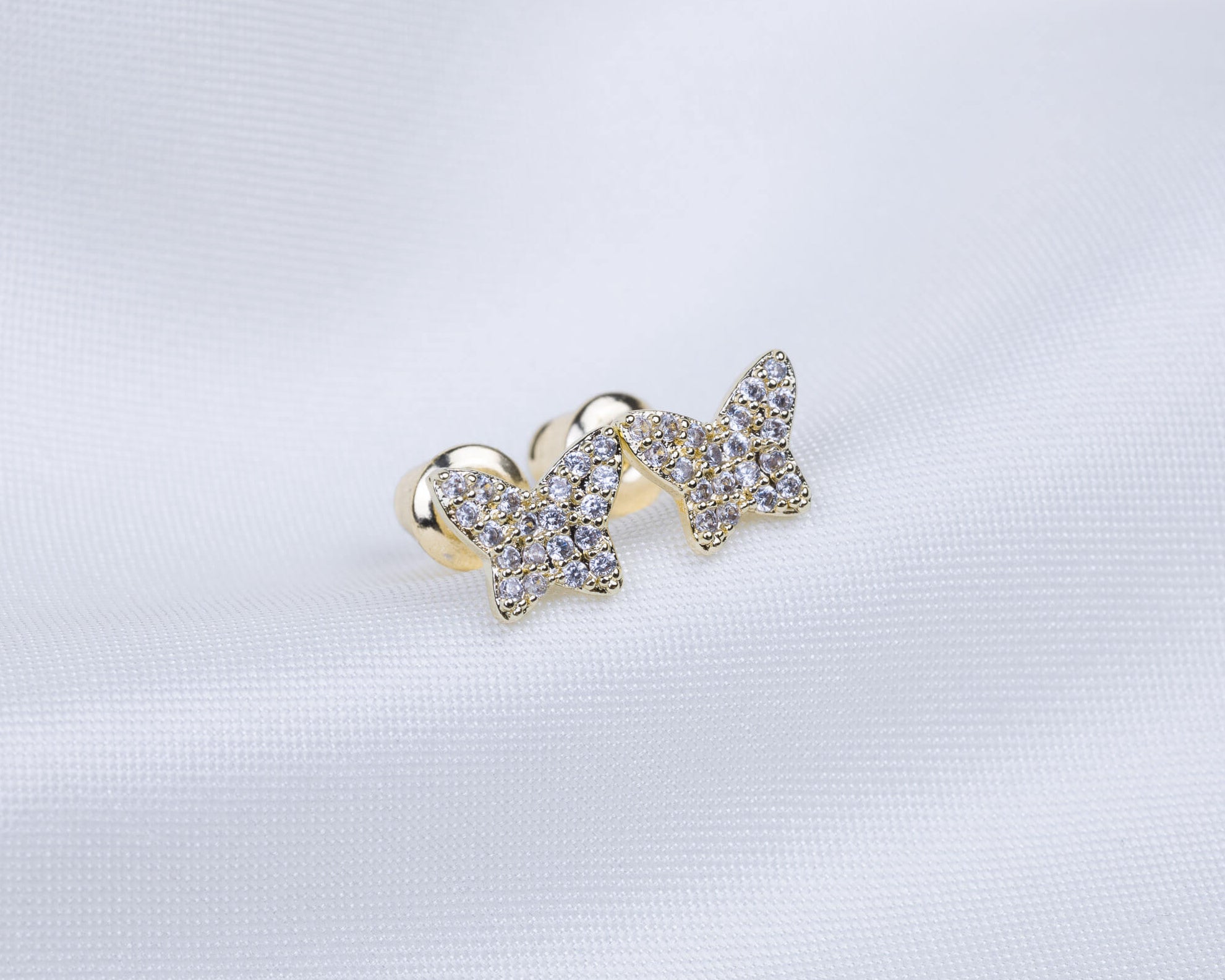 14k gold plated oorknopjes in de vorm van een vlinder. Vlinder bestaat uit een pavé setting van zirkonia stenen.