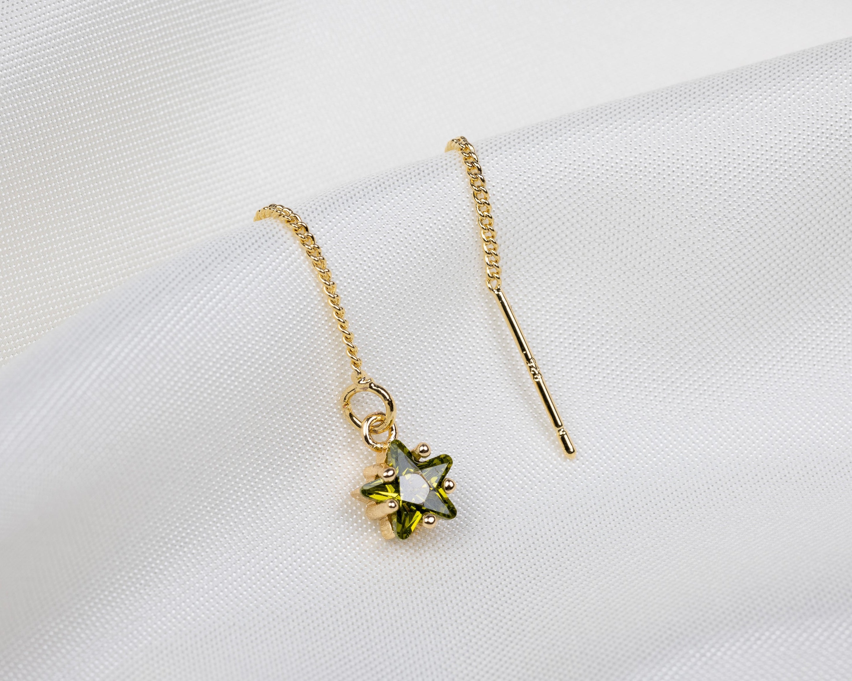 Handgemaakte 14k gold plated trekoorbel met geboortesteen van de maand augustus in de vorm van een ster