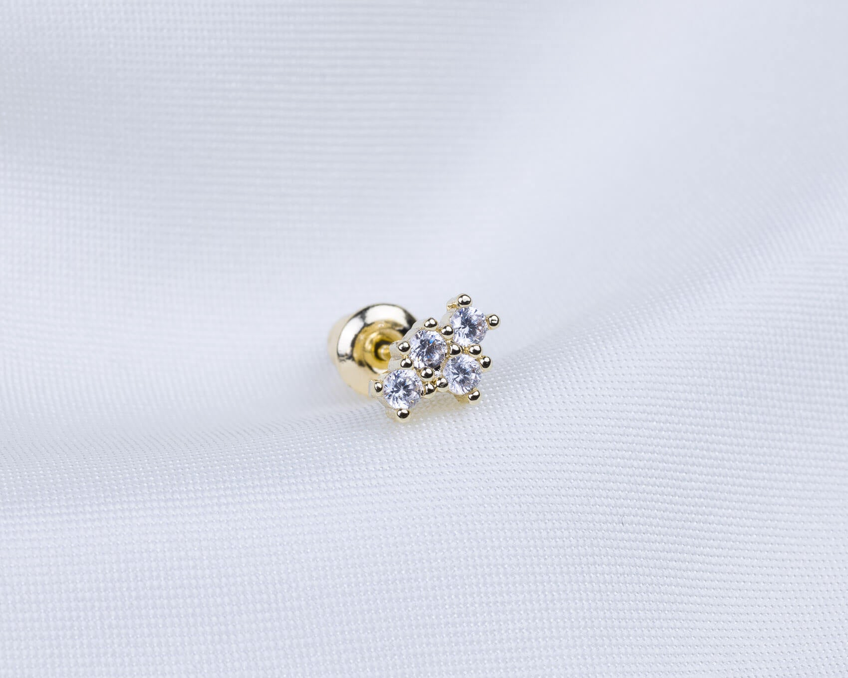 14k gold plated oorknopje met een cluster van zirkonia stenen