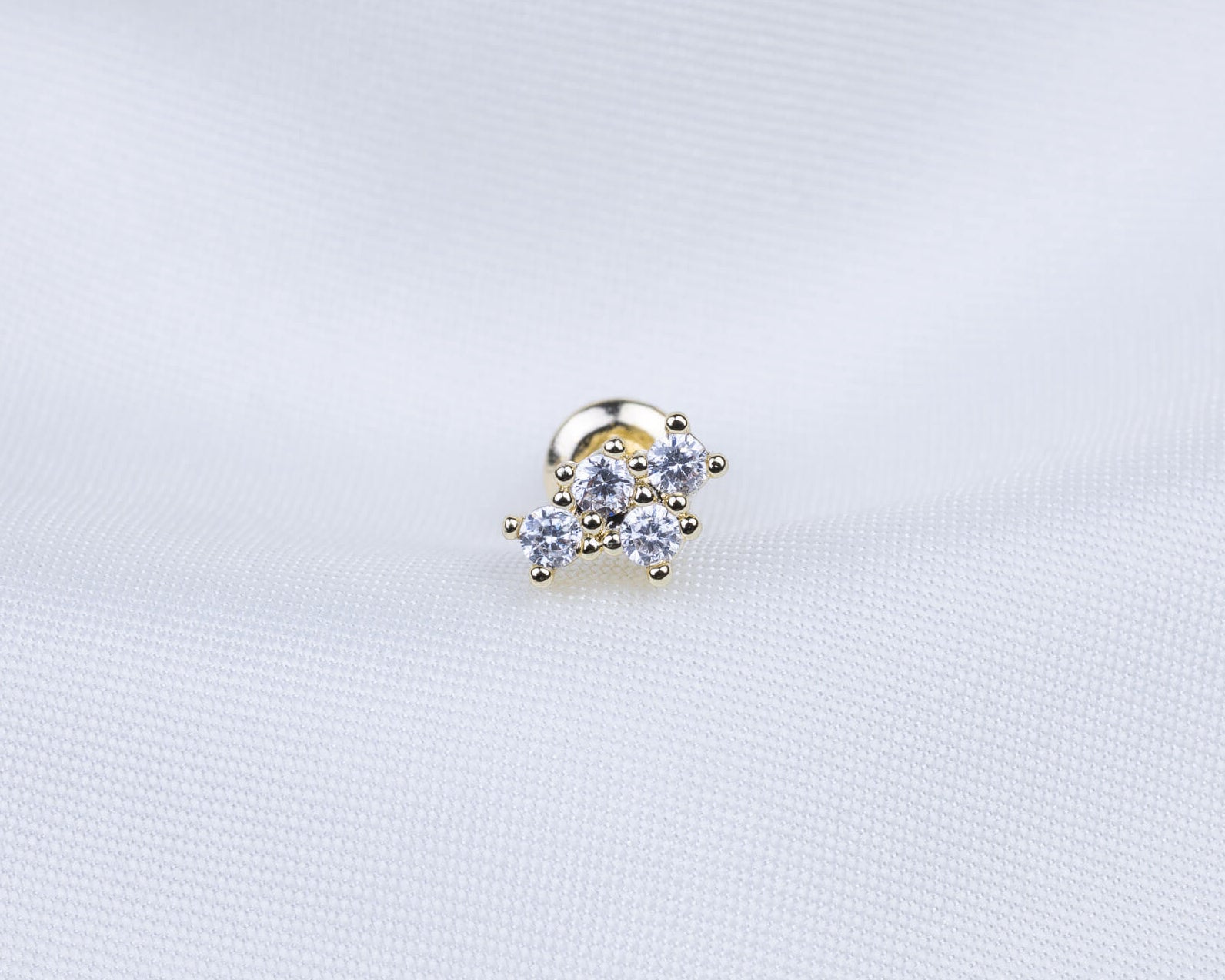 14k gold plated oorknopje met een cluster van zirkonia stenen