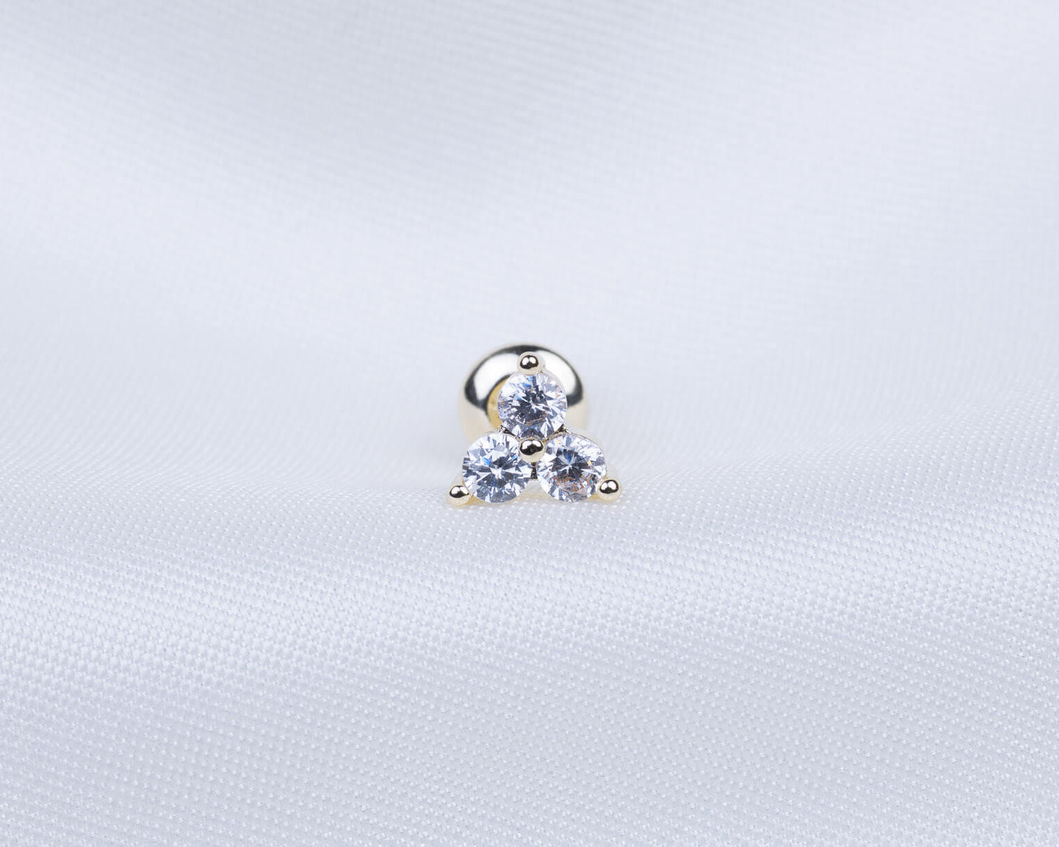 14k gold plated zirkonia oorknopje in de vorm van een driehoek