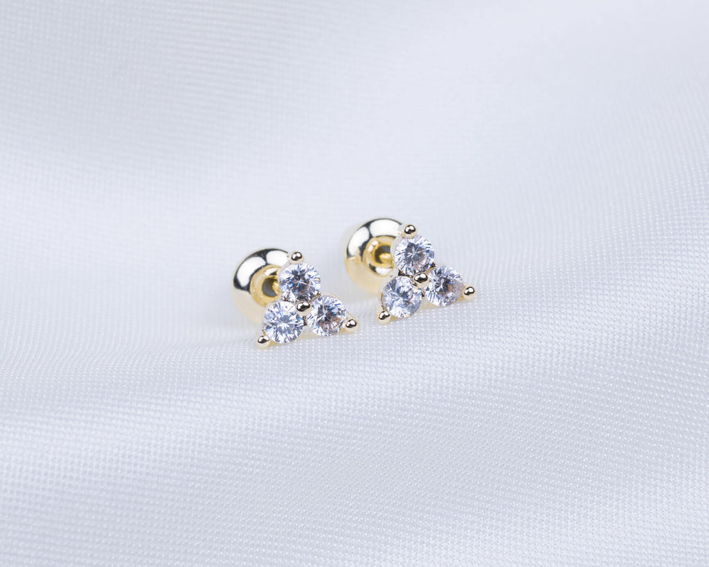 14k gold plated zirkonia oorknopjes in de vorm van een driehoek