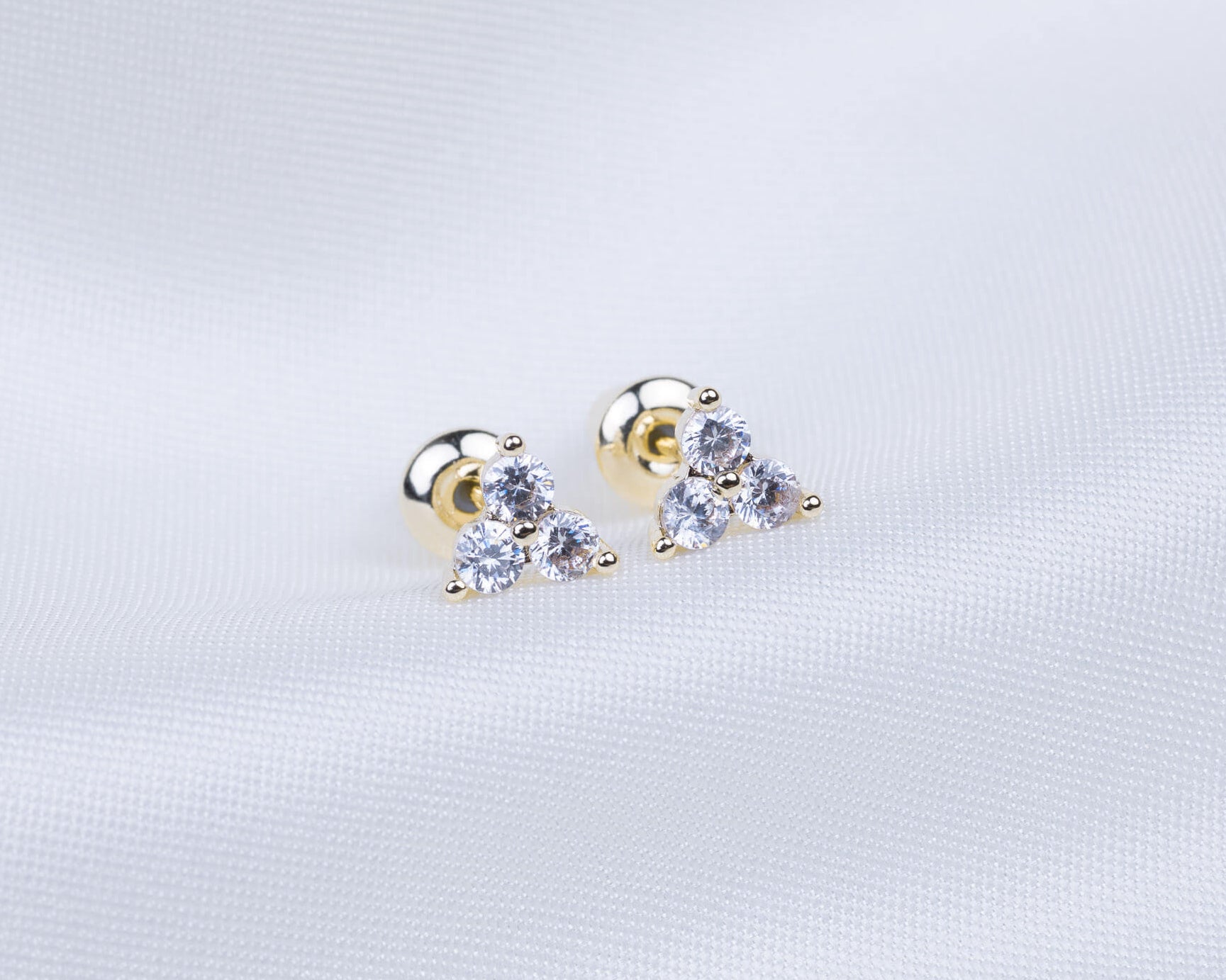 14k gold plated zirkonia oorknopjes in de vorm van een driehoek