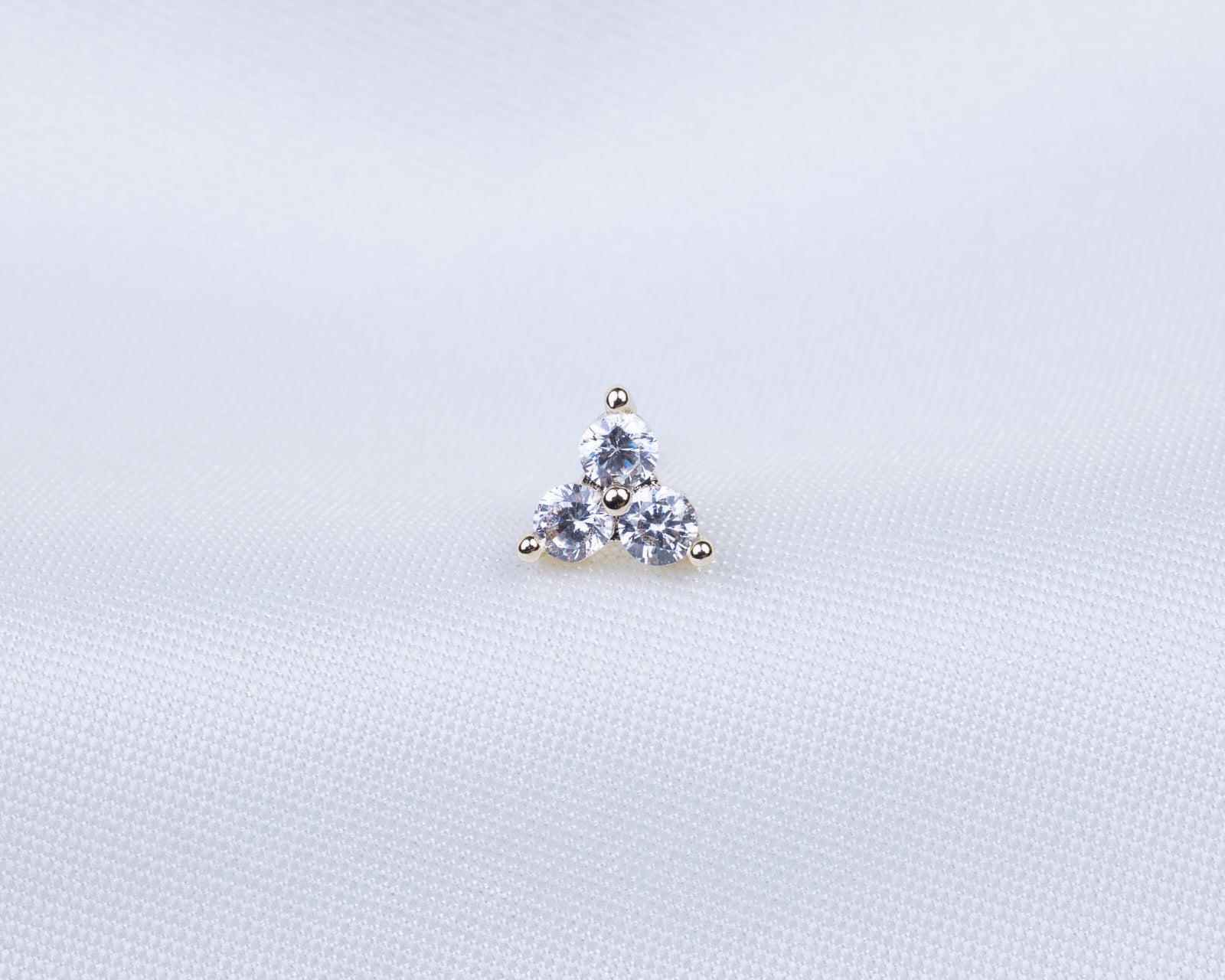 14k gold plated zirkonia oorknopje in de vorm van een driehoek