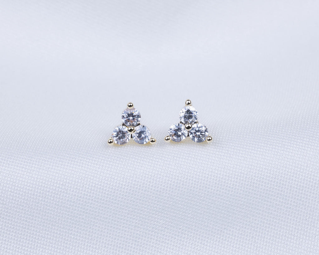 14k gold plated zirkonia oorknopjes in de vorm van een driehoek