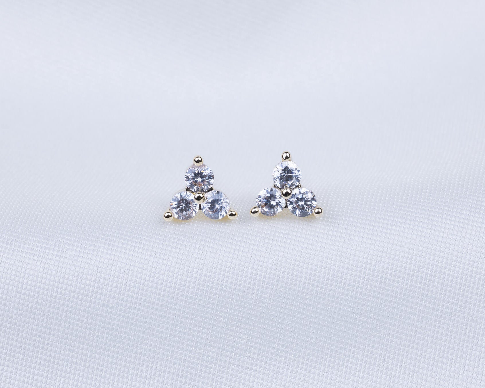 14k gold plated zirkonia oorknopjes in de vorm van een driehoek