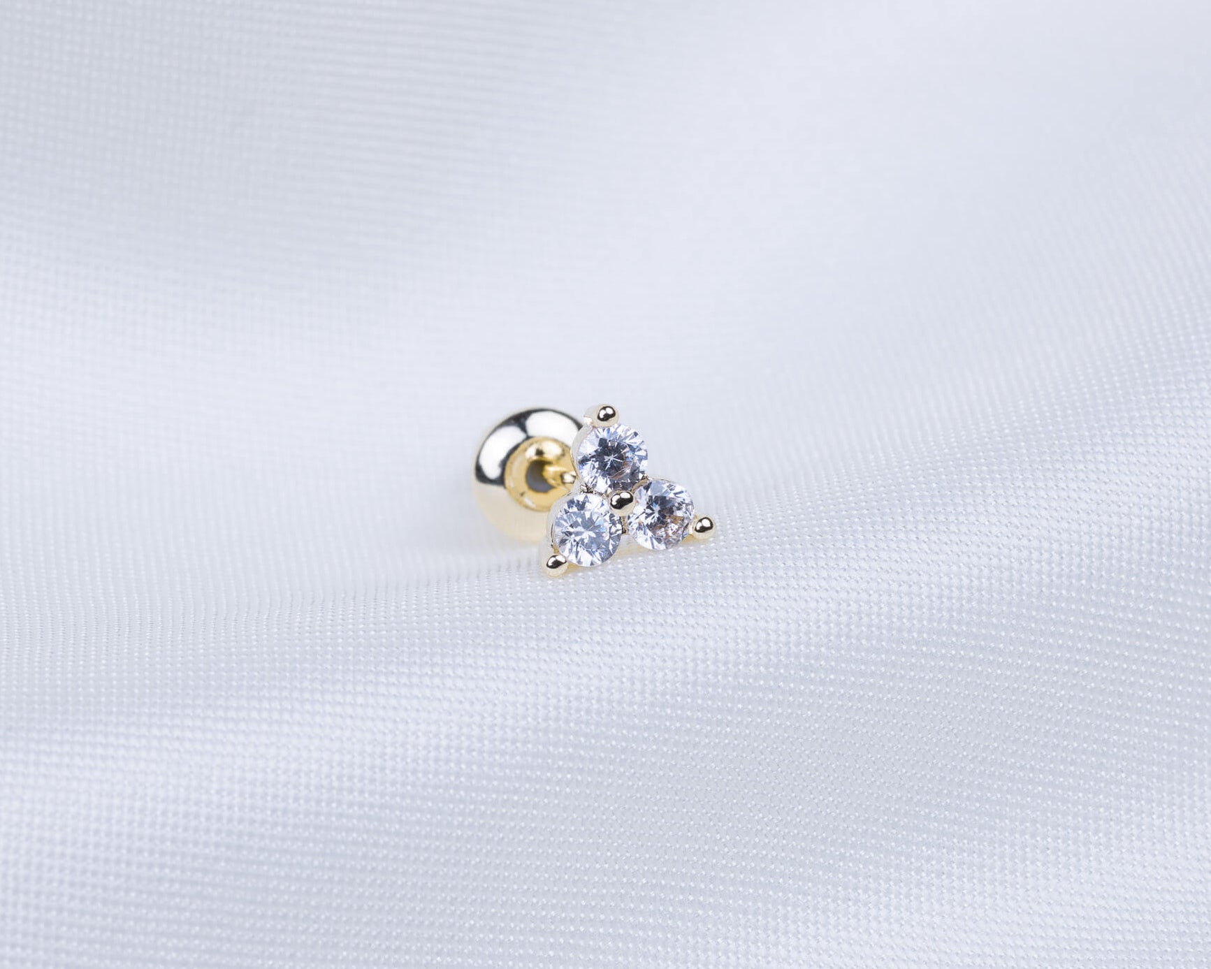 14k gold plated zirkonia oorknopje in de vorm van een driehoek
