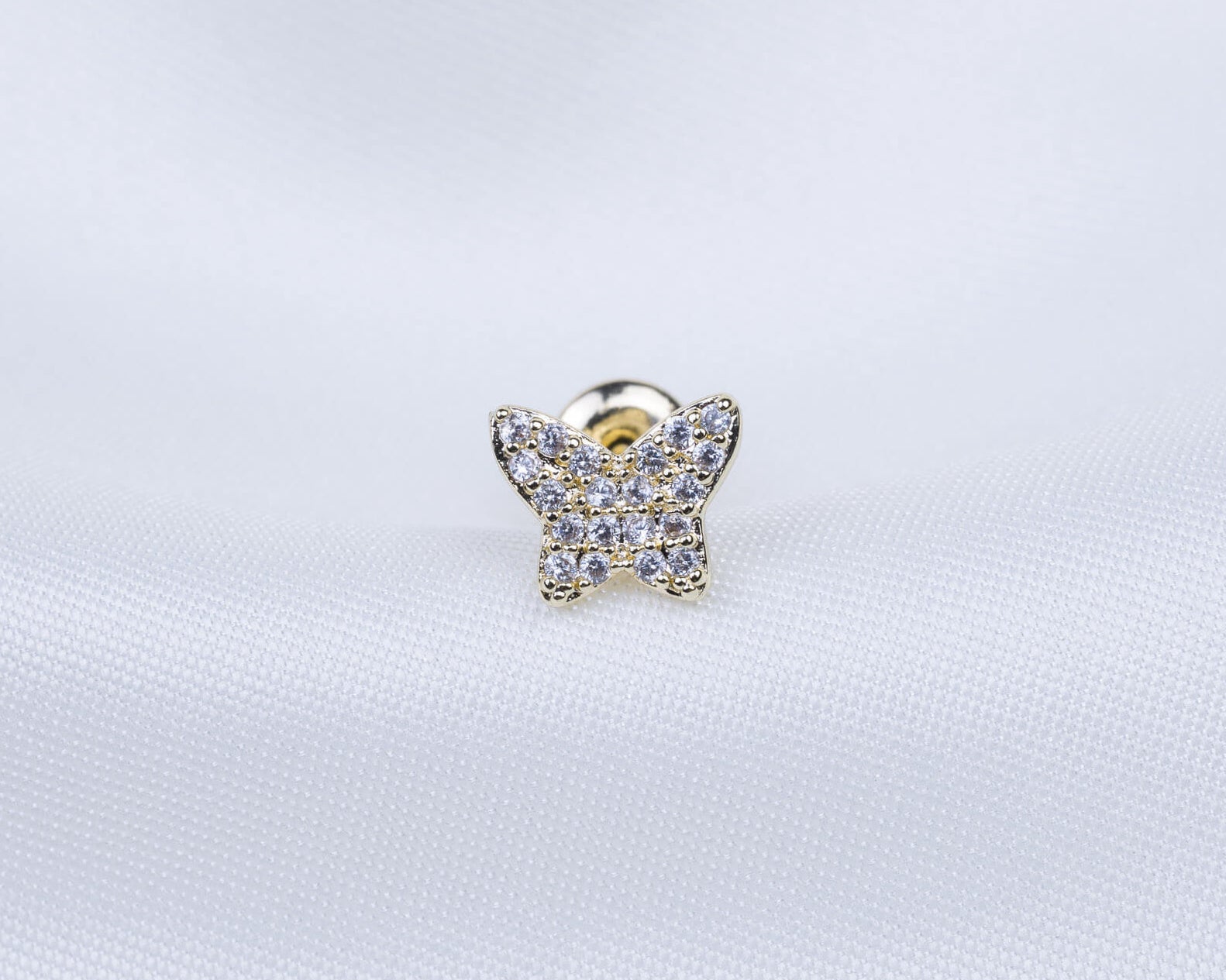 14k gold plated oorknopje in de vorm van een vlinder. Vlinder bestaat uit een pavé setting van zirkonia stenen.
