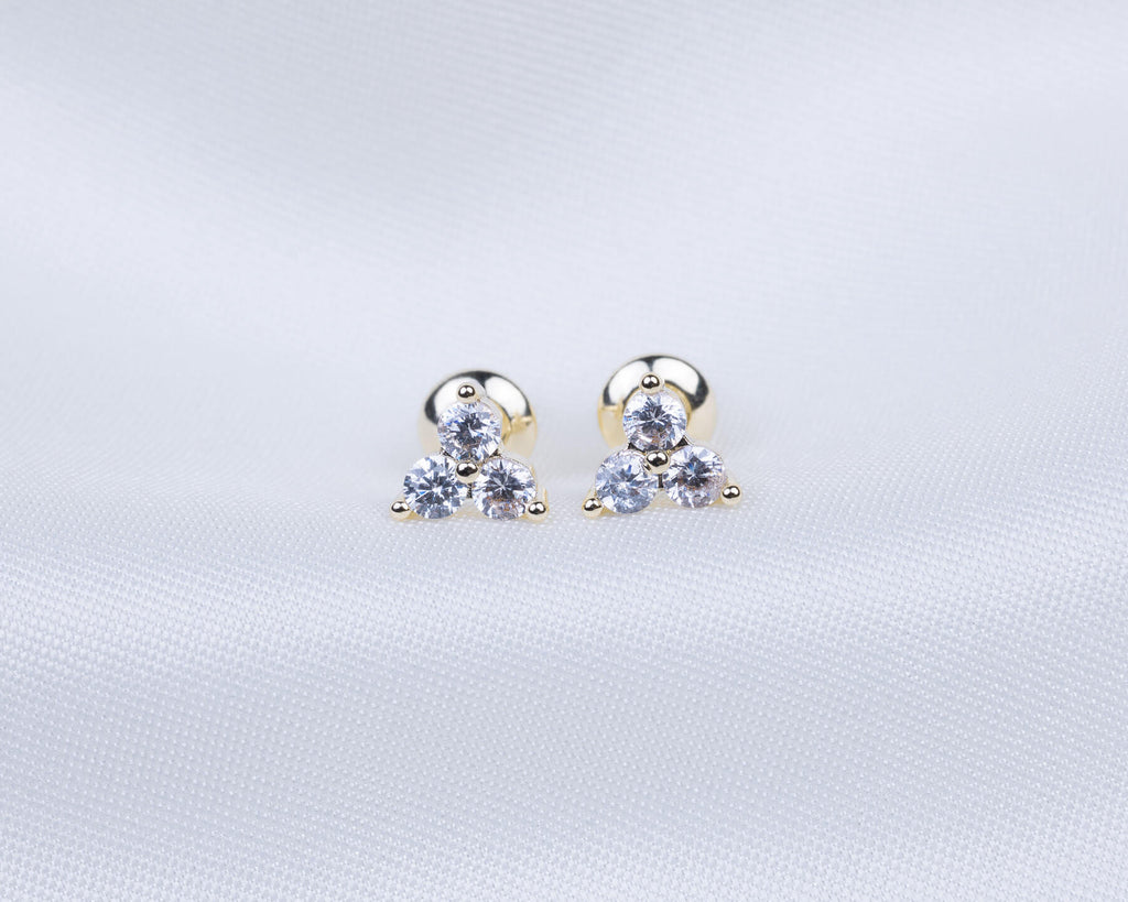 14k gold plated zirkonia oorknopjes in de vorm van een driehoek