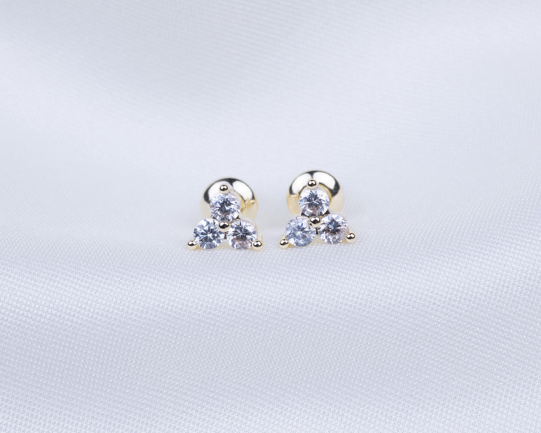14k gold plated zirkonia oorknopjes in de vorm van een driehoek