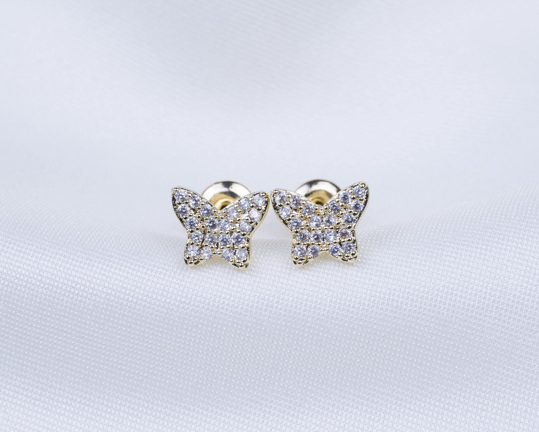 14k gold plated oorknopjes in de vorm van een vlinder. Vlinder bestaat uit een pavé setting van zirkonia stenen.