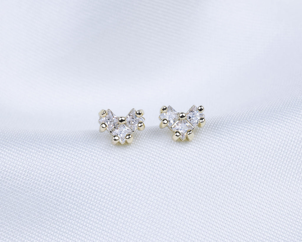 14k gold plated knopjes in de vorm van een V met zirkonia stenen