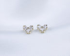 14k gold plated knopjes in de vorm van een V met zirkonia stenen