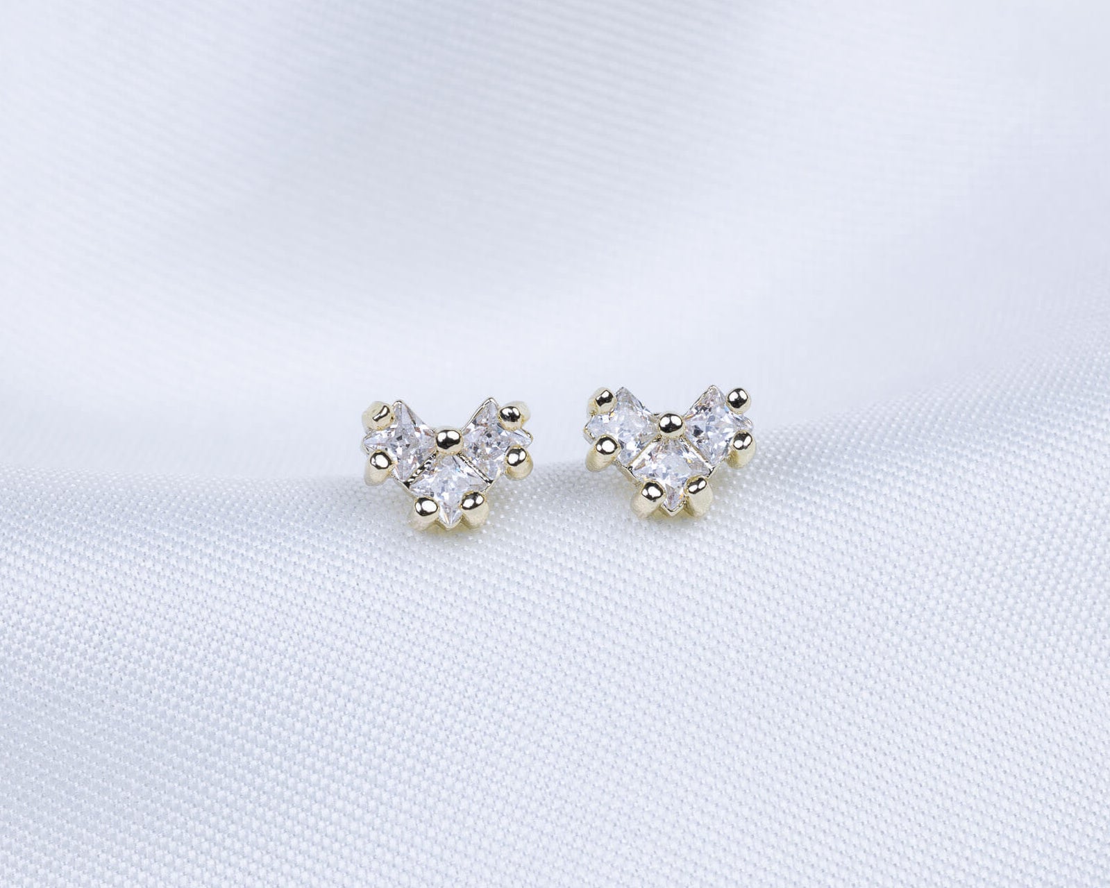 14k gold plated knopjes in de vorm van een V met zirkonia stenen