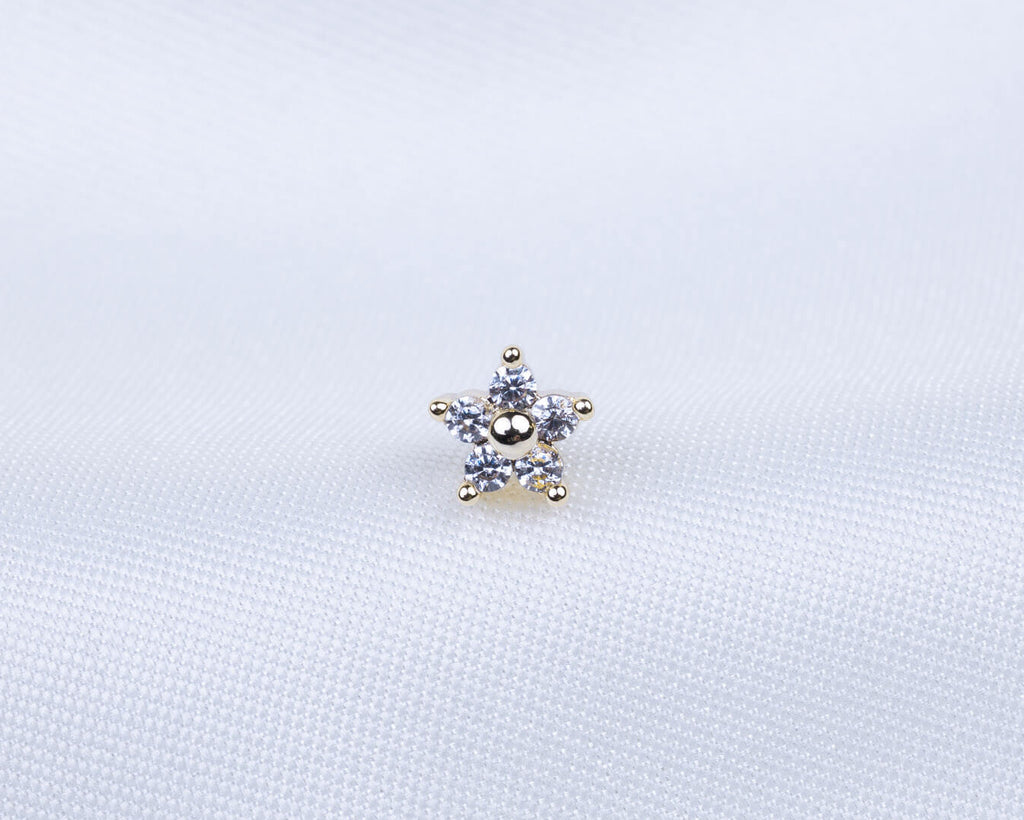 14k gold plated oorknopje met zirkonia stenen in de vorm van een bloem