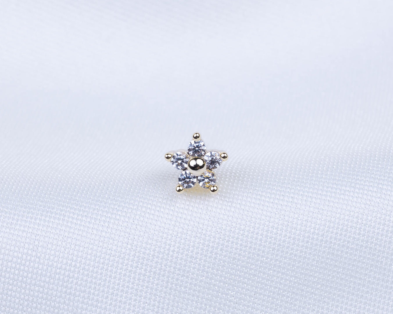 14k gold plated oorknopje met zirkonia stenen in de vorm van een bloem