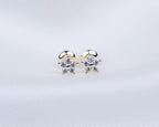 14k gold plated oorknopjes met zirkonia stenen in de vorm van een bloem