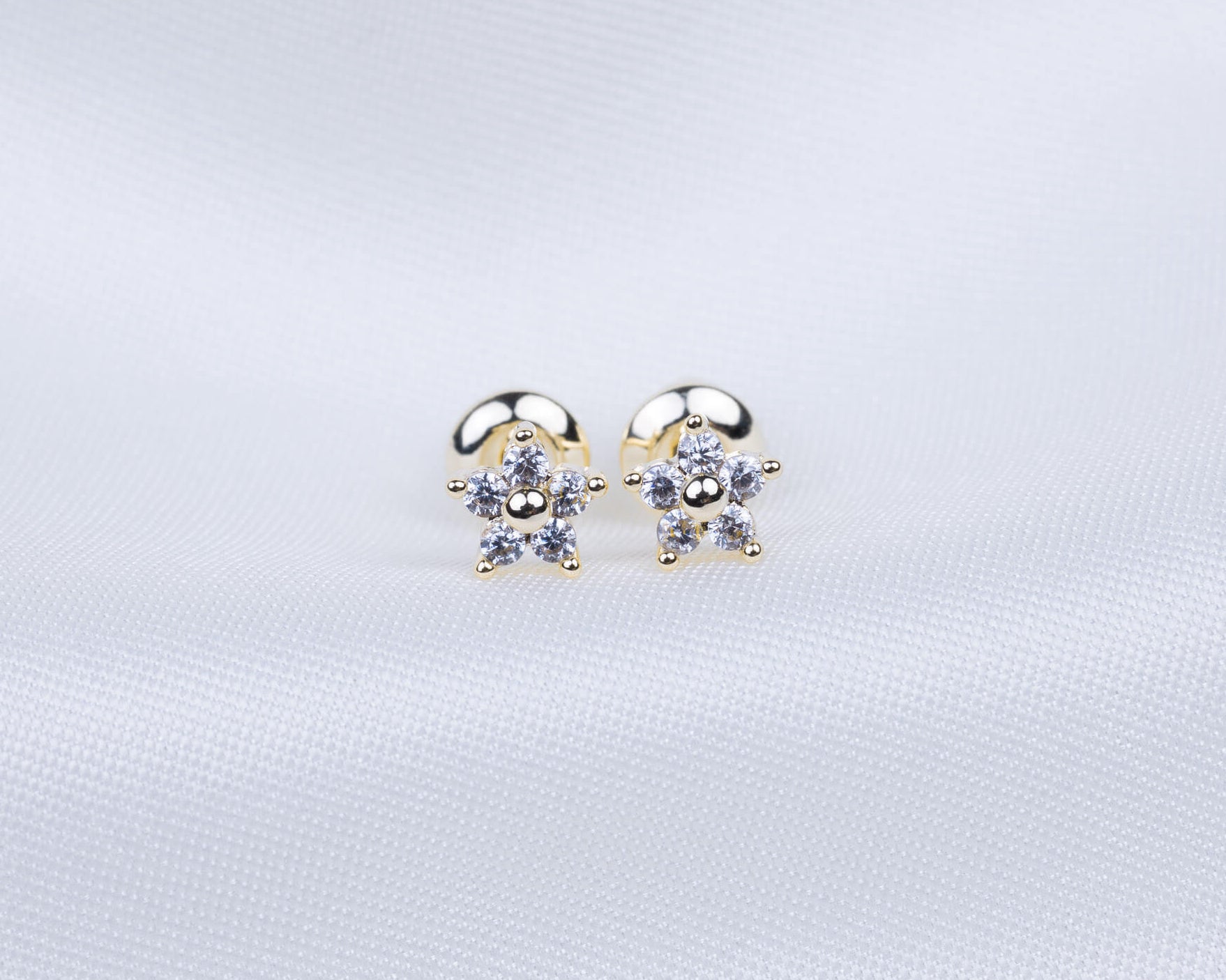14k gold plated oorknopjes met zirkonia stenen in de vorm van een bloem