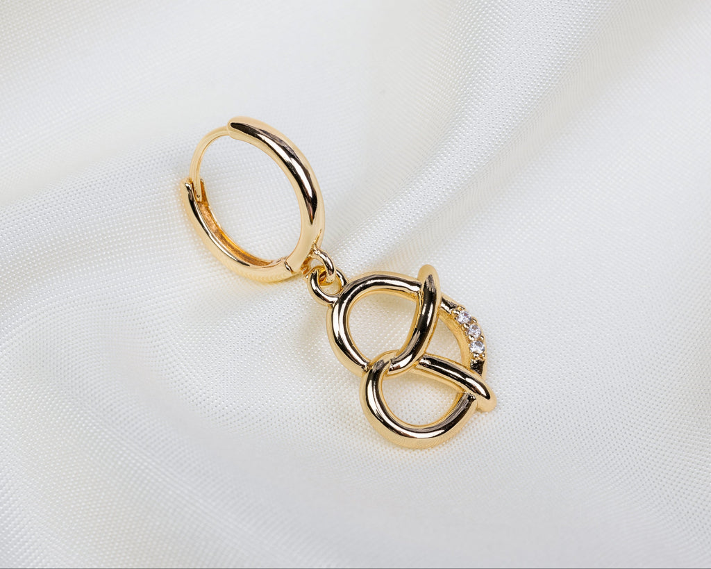 Handgemaakte 14k gold plated oorbel met een hanger in de vorm van een pretzel met witte zirkonia