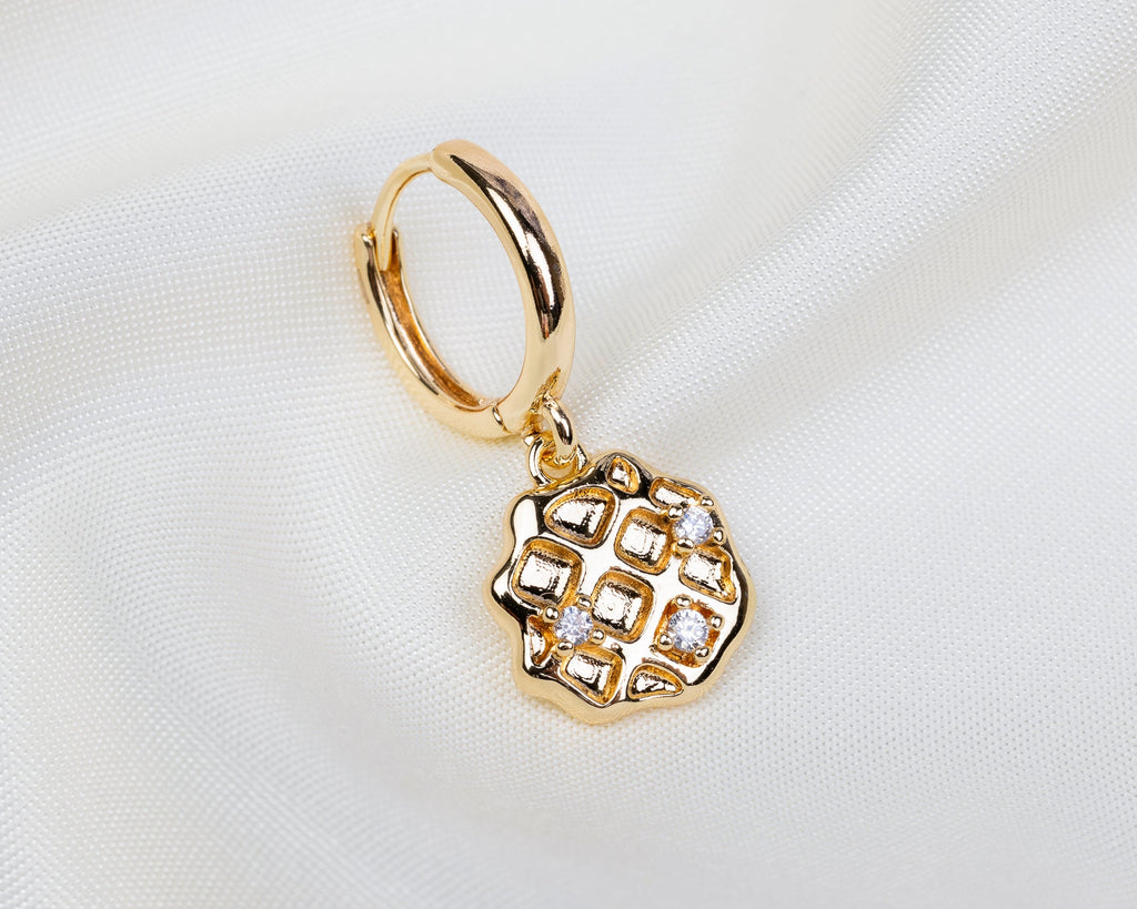 Handgemaakte 14k gold plated oorbel met een hanger in de vorm van een wafel met witte zirkonia