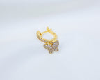 Handgemaakte 14k gold plated oorbel met vlinder hanger en pavé zetting van zirkonia