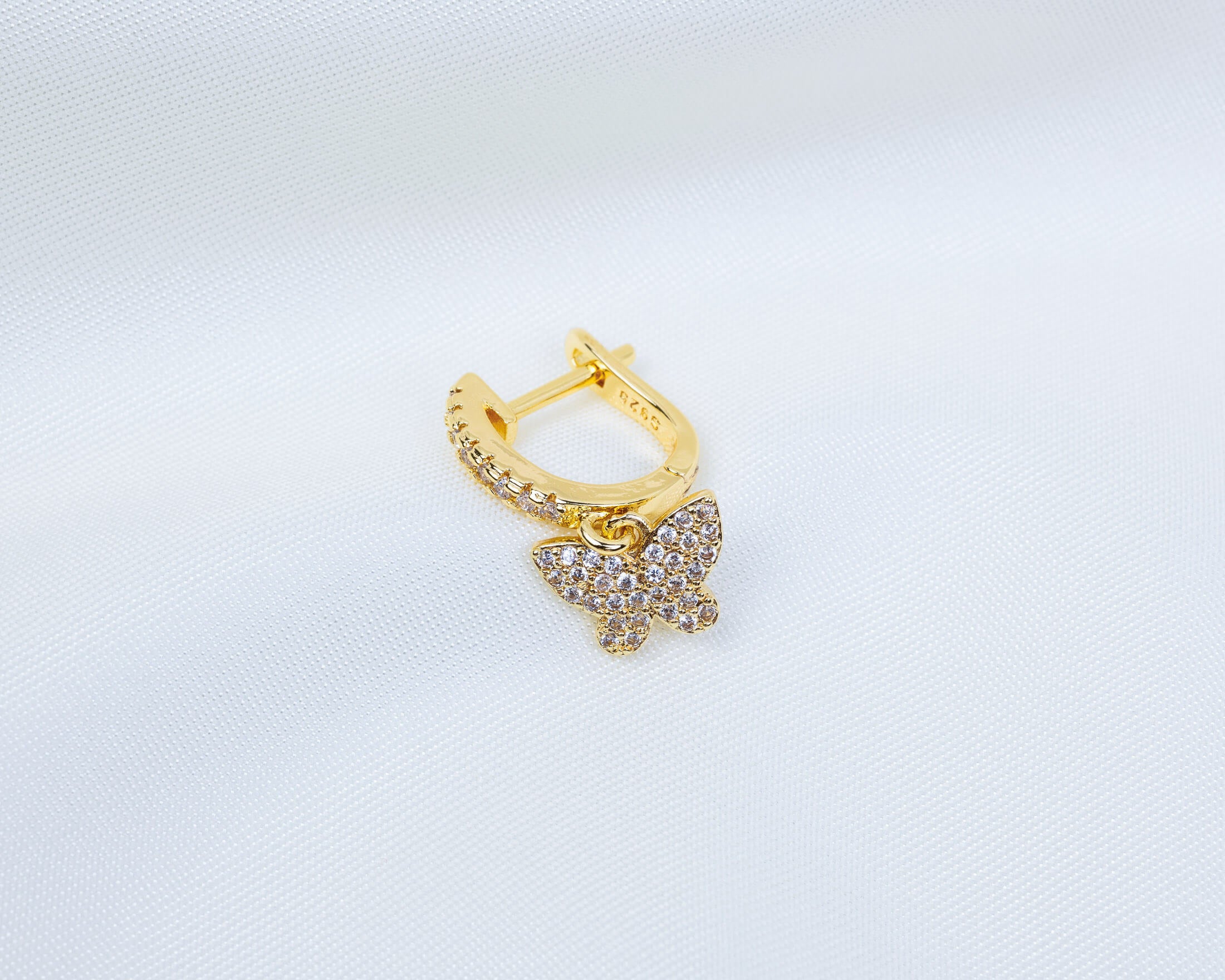Handgemaakte 14k gold plated oorbel met vlinder hanger en pavé zetting van zirkonia