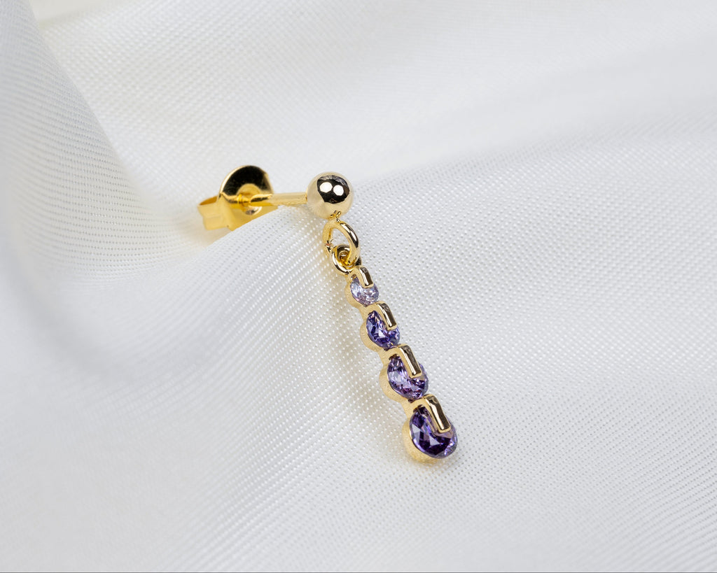 Handgemaakt 14k goldplated oorknopje met hanger van paarsgekleurde ronde zirkonia