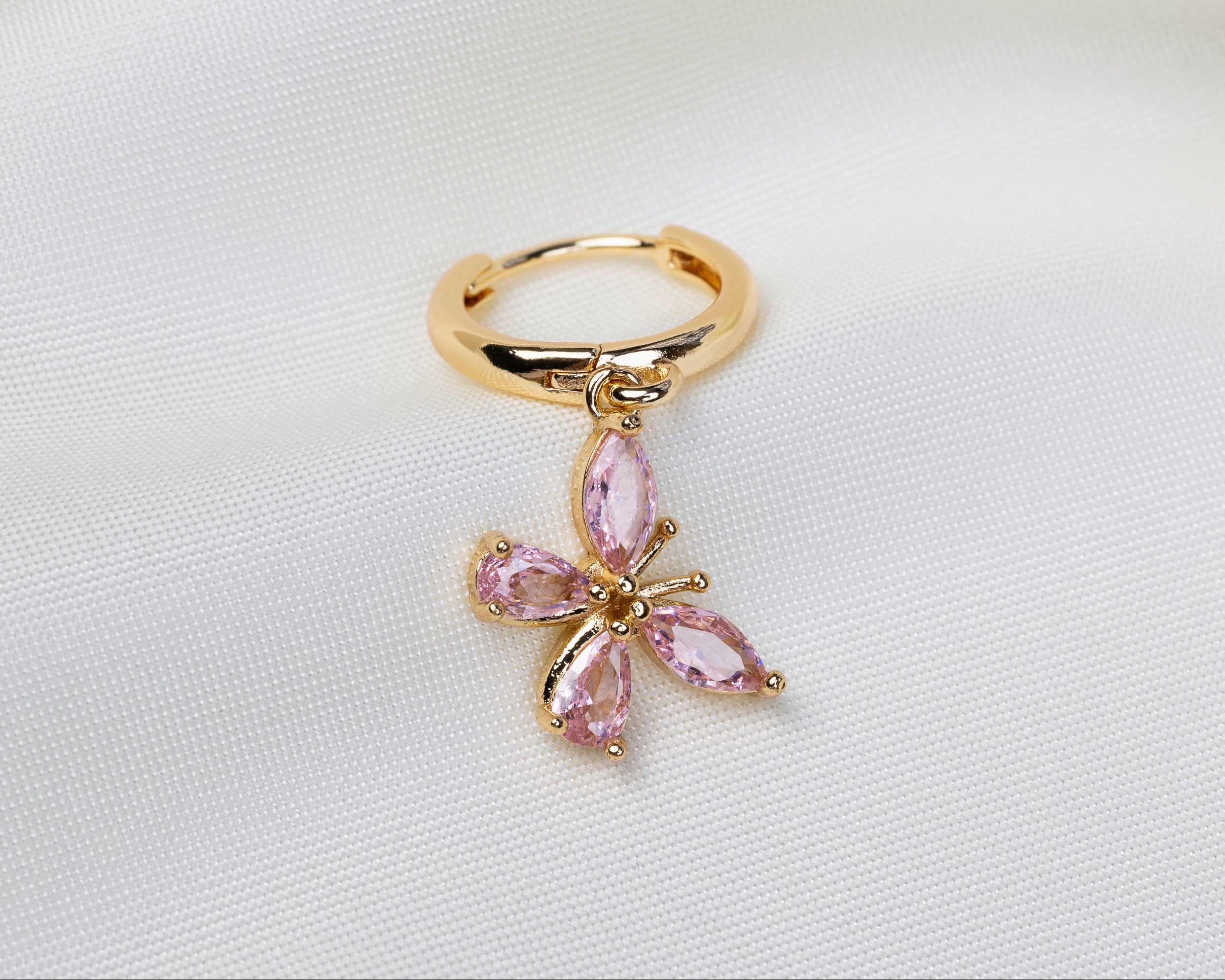 Handgemaakte 14k gold plated oorbel met vlinder hanger van roze zirkonia