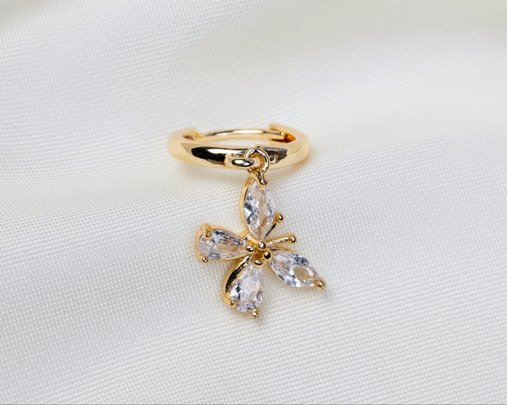 Handgemaakte 14k gold plated oorbel met vlinder hanger van witte zirkonia