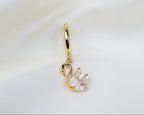 Handgemaakte 14k goldplated oorring met hanger van witte zirkonia in de vorm van een zwaan