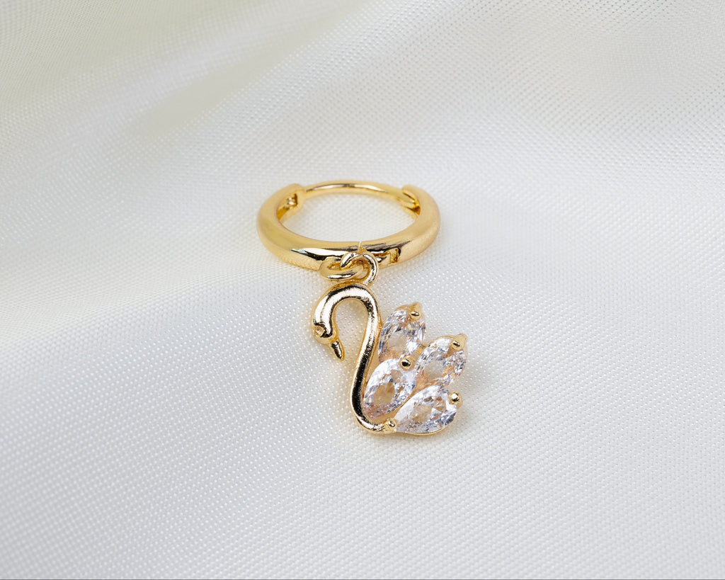 Handgemaakte 14k goldplated oorring met hanger van witte zirkonia in de vorm van een zwaan