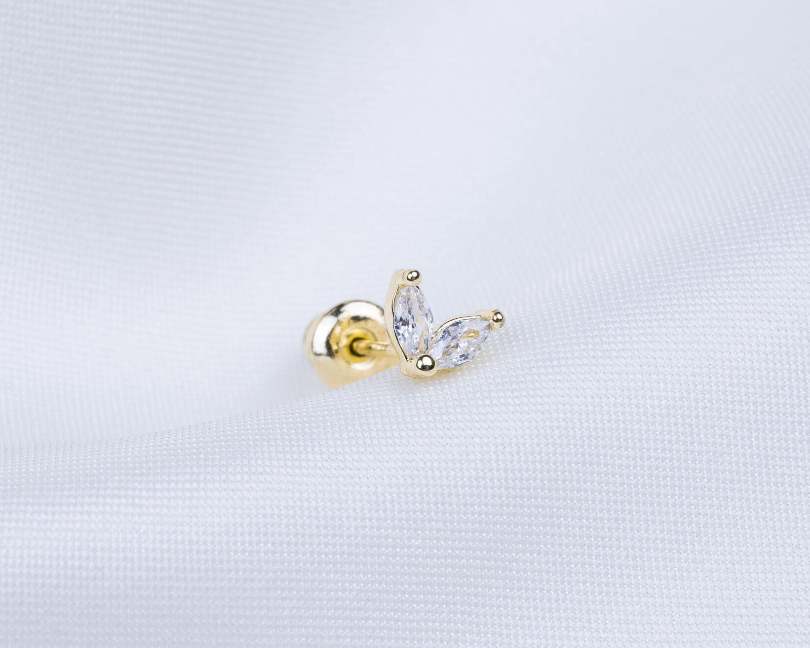 14k gold plated oorknopje met zirkonia stenen in de vorm van bloemblaadjes