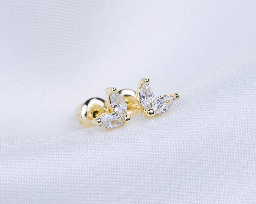 14k gold plated oorknopjes met zirkonia stenen in de vorm van bloemblaadjes
