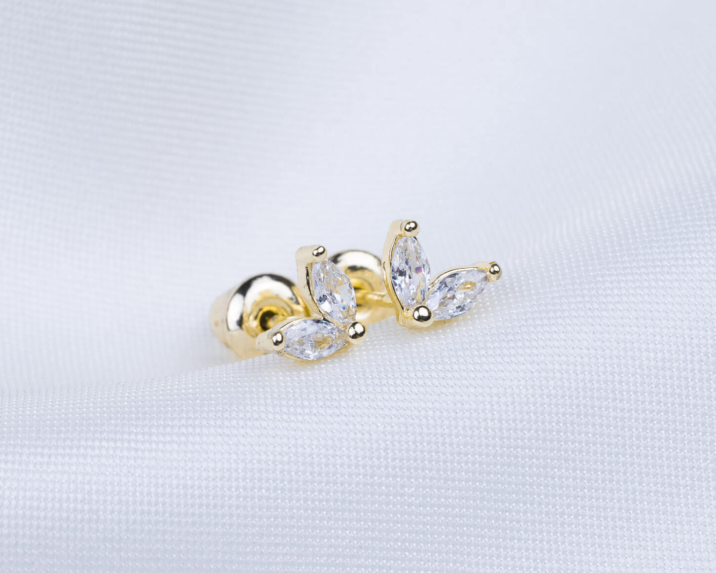 14k gold plated oorknopjes met zirkonia stenen in de vorm van bloemblaadjes