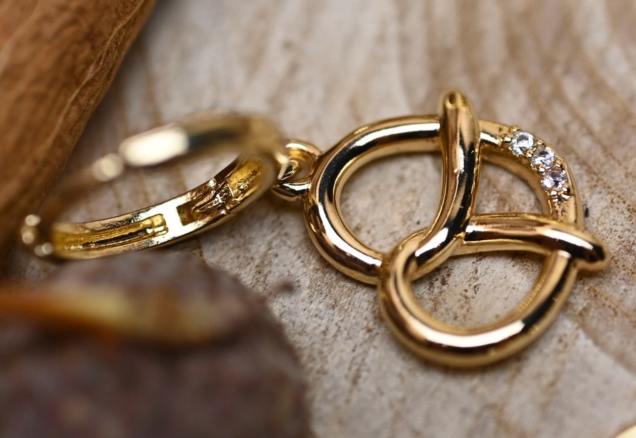 14K goldplated pretzel oorbel met zirconia