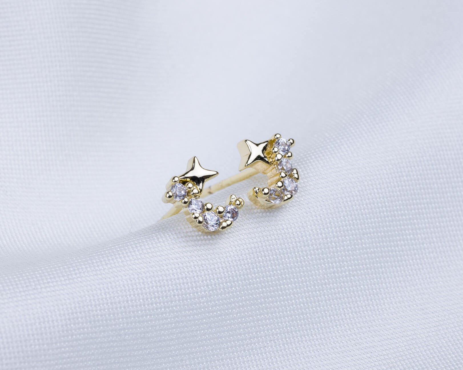 14k gold plated knopjes in de vorm van een maan met ster en zirkonia stenen