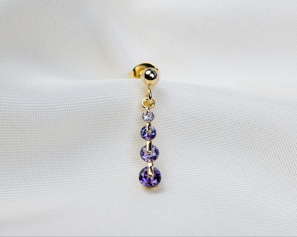 Handgemaakt 14k goldplated oorknopje met hanger van paarsgekleurde ronde zirkonia