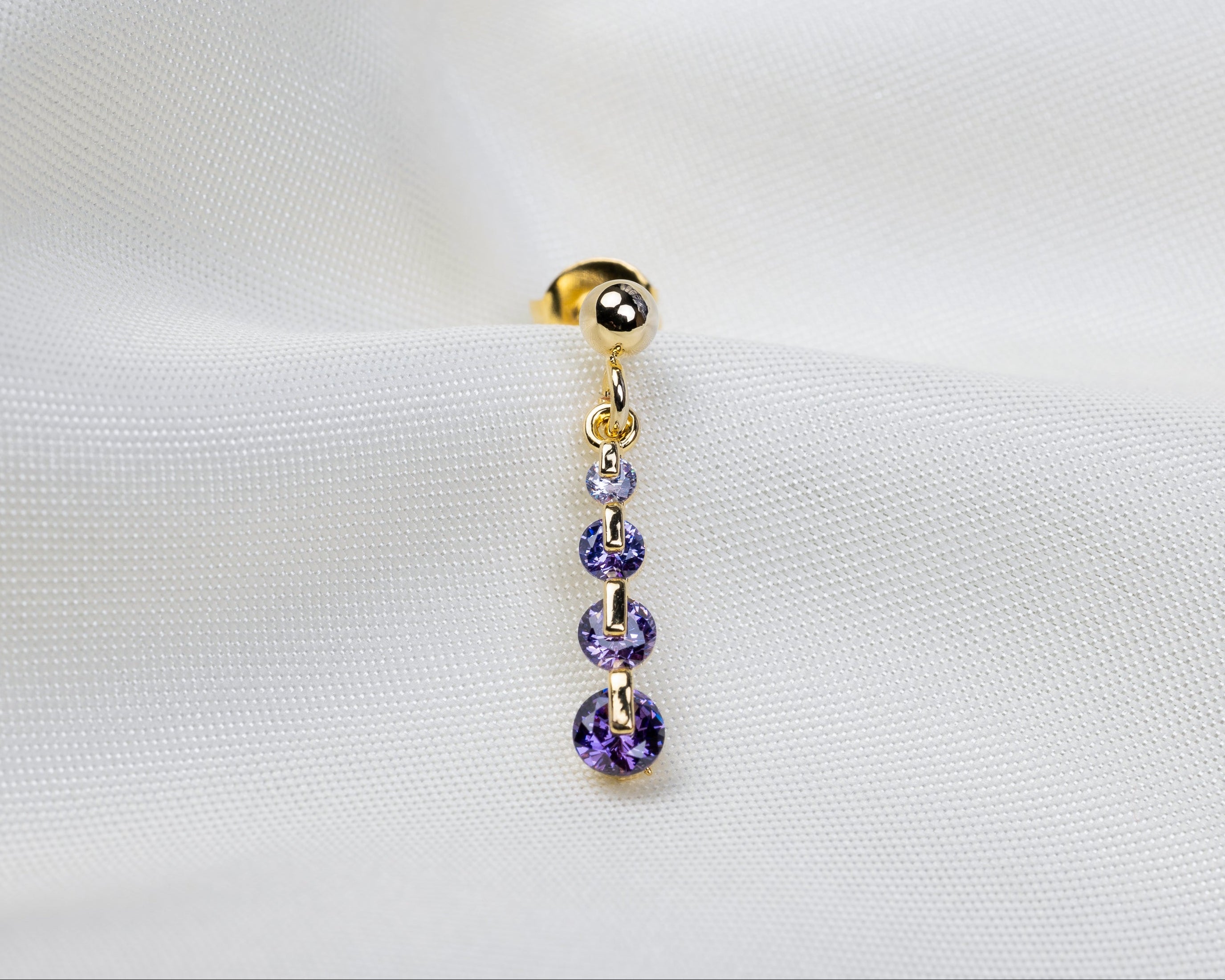 Handgemaakt 14k goldplated oorknopje met hanger van paarsgekleurde ronde zirkonia