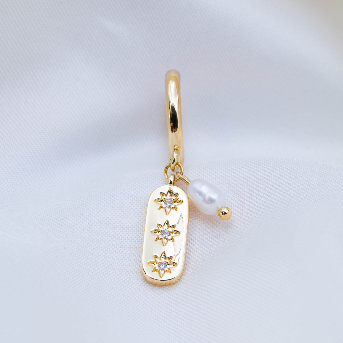Handgemaakte 14k gold plated oorbel met een tabletvormige hanger met ingelegde stervormige zirkonia en een kleine zoetwaterparel hanger