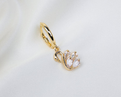 Handgemaakte 14k goldplated oorring met hanger van witte zirkonia in de vorm van een zwaan